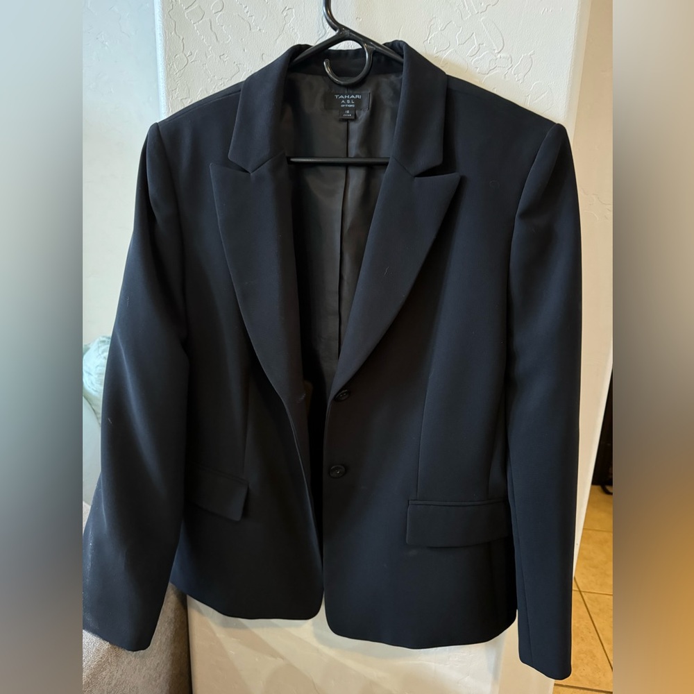 Tahari Size 16 Black blazer